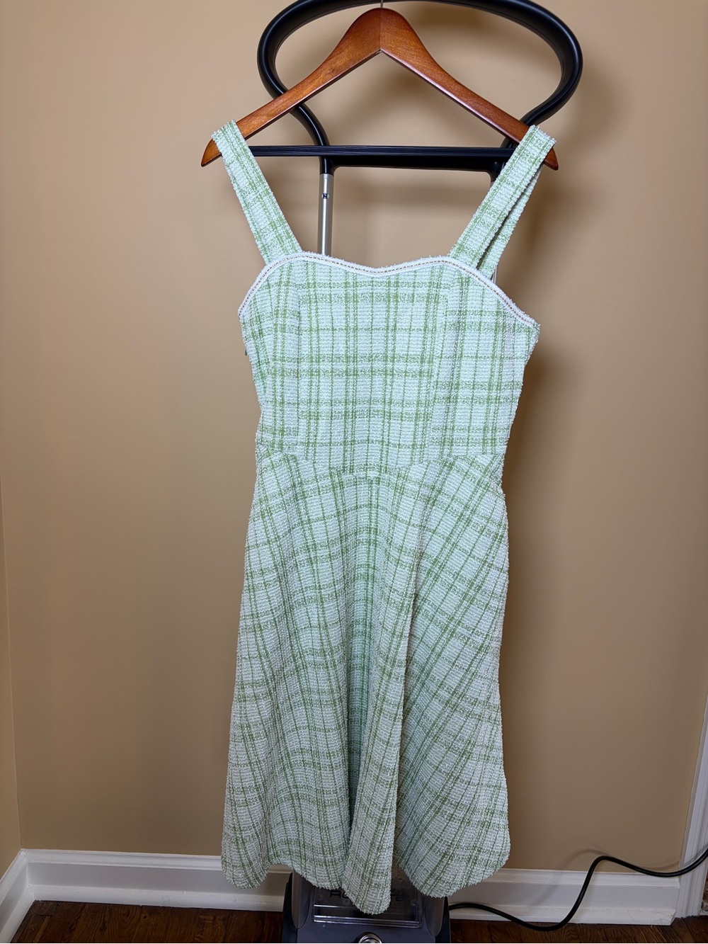 Classic Green Plaid Sundress with Sweetheart Neckline